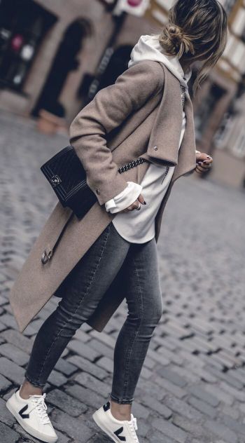 3.-Exemple-de-tinute-pentru-moda-toamna-iarna-2022-blugi-hanorac-alb-palton-crem-si-geanta-neagra