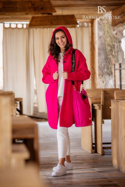 3.-Exemple-de-tinute-pentru-moda-toamna-iarna-2022-tinuta-alba-cu-palton-si-geanta-roz