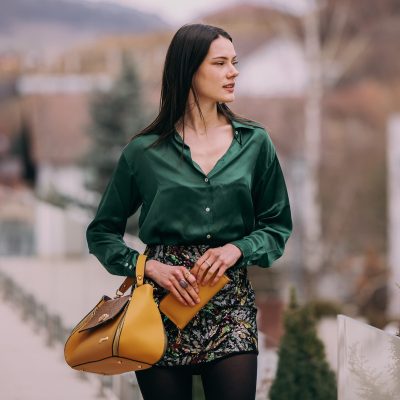 Set geanta portofel eleganta dama din piele ecologica galbena cu model texturat fermoare laterale elegante