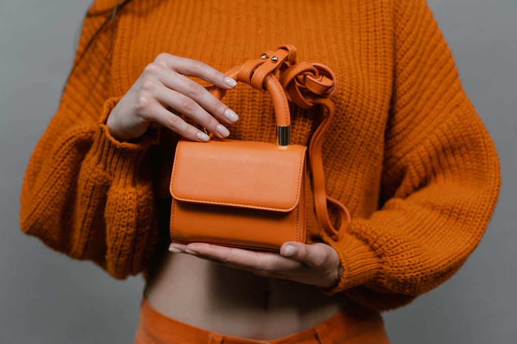 Ce culoare merge cu portocaliu combinatii cromatice si idei de tinute pentru femei cu stil