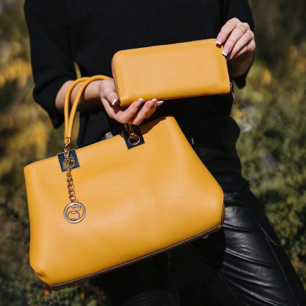 Set geanta cu portofel dama din piele eco galbena logo exterior metalic Bernadette BSSET2205216 6