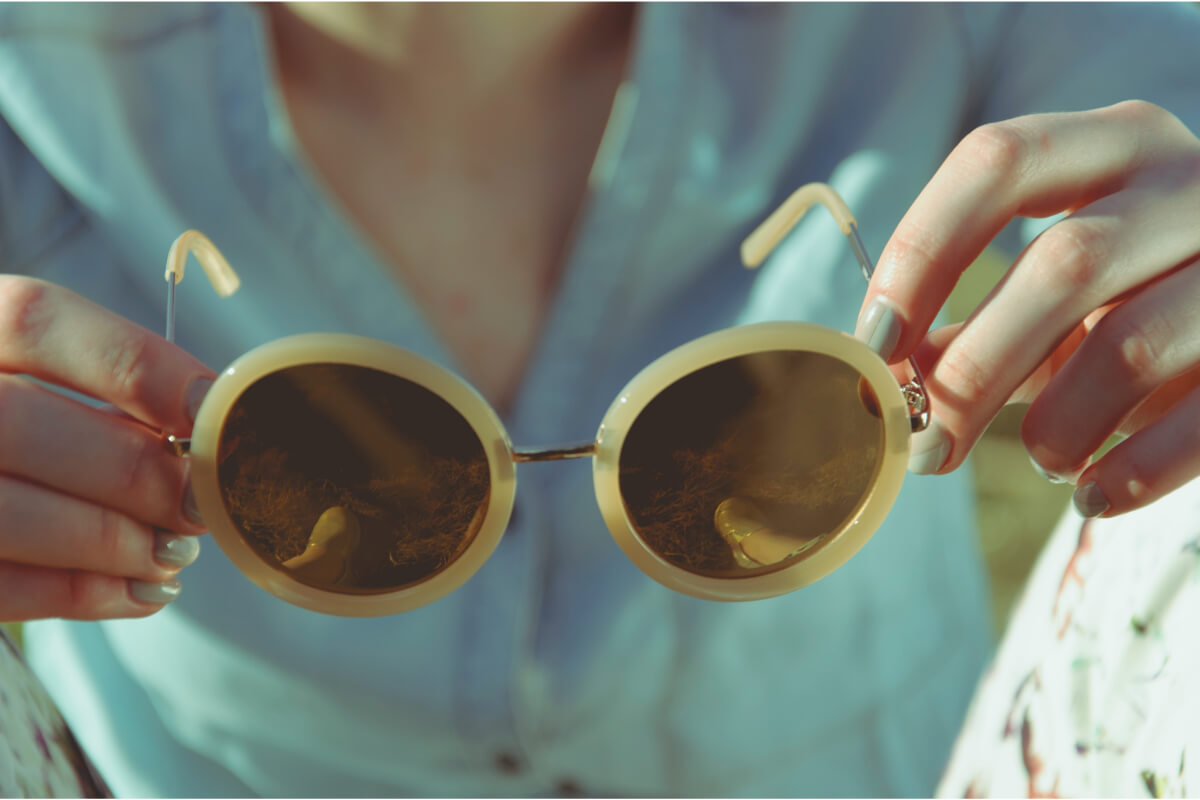 Prin ce se remarca stilul vestimentar vintage camasa albastra ochelari de soare vintage