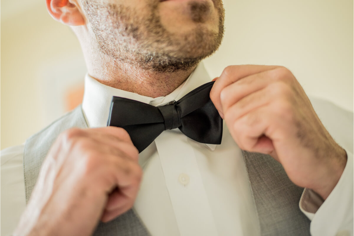 Cum sa creezi tinute black tie perfecte pentru barbati - camasa alba, paion negru, vesta costum