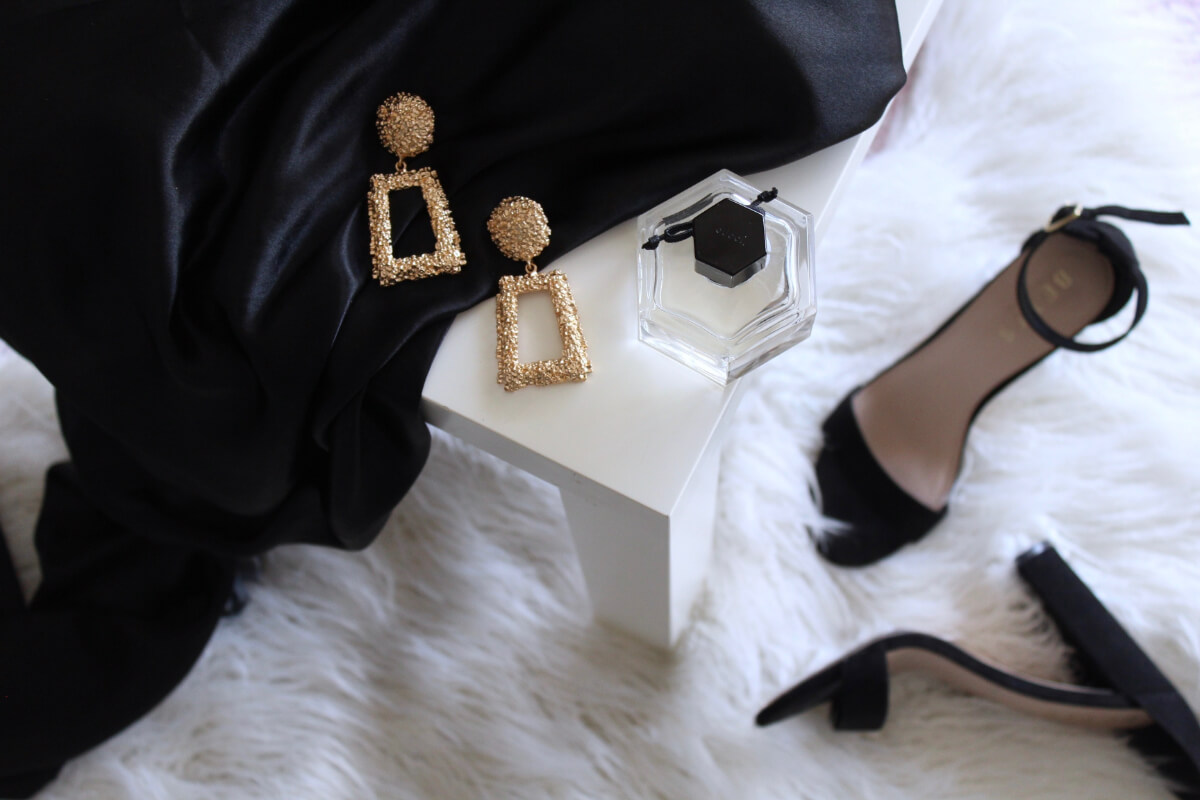 Cum sa creezi tinute black tie pentru femei - sandale negre, cercei aurii
