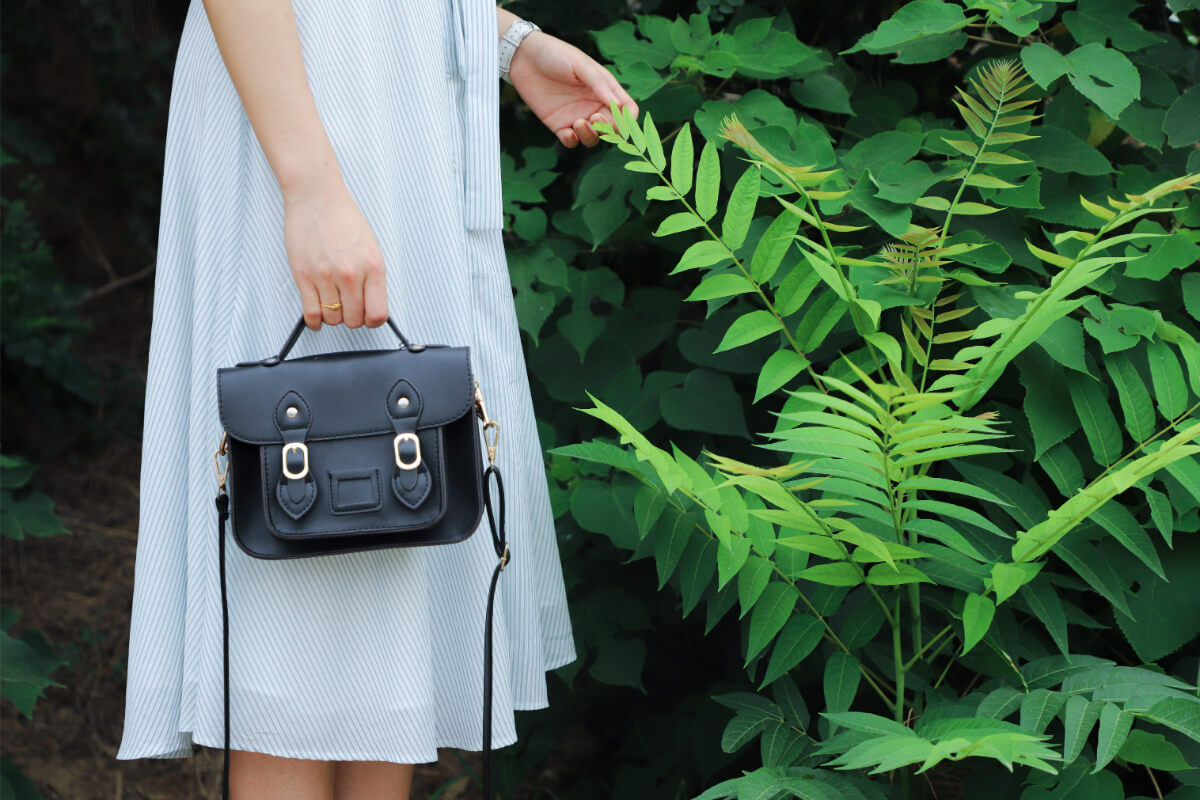 Cum sa creezi tinute reusite in stil vintage - rochie alba, geanta neagra