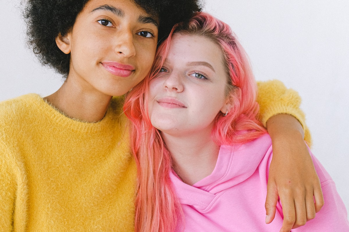 De ce tinutele pentru prima zi de liceu pentru fete sunt atat de importante fete bluze roz galben