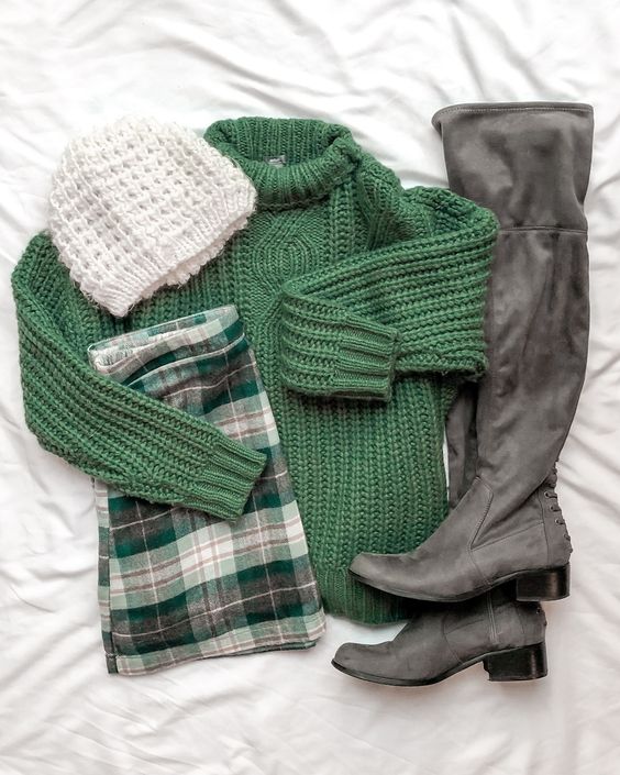 3. haine gri și verzi lângă cizme lungi gri