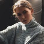 femeie cu pulover gri cover