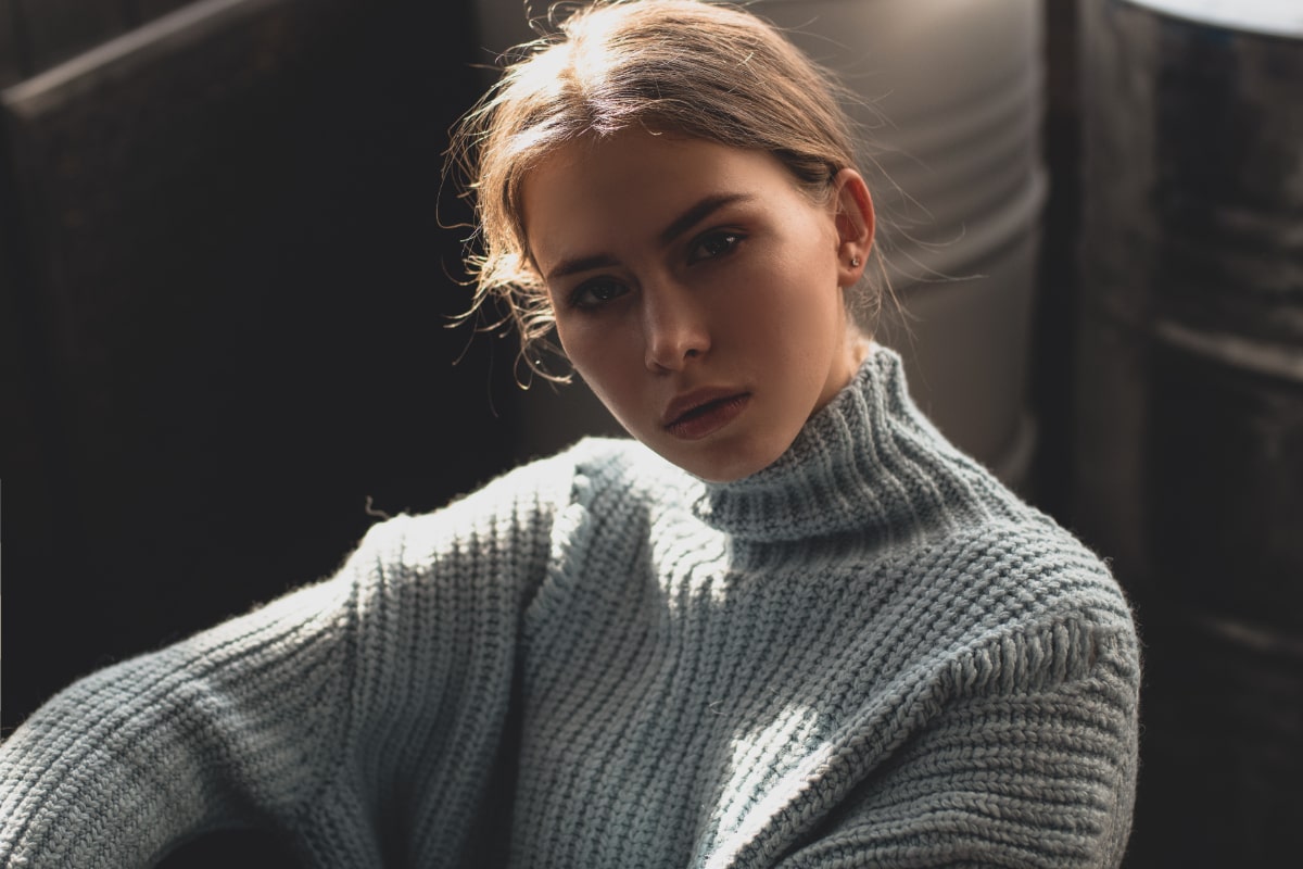 femeie cu pulover gri cover