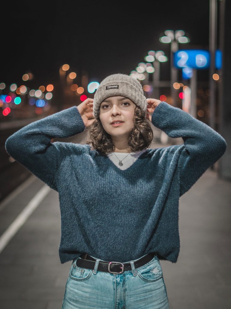 1-femeie-cu-pulover-gri