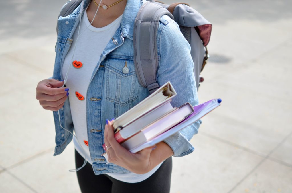 Ținute pentru facultate - Cum poți începe să te îmbraci cu stil la facultate geaca denim
