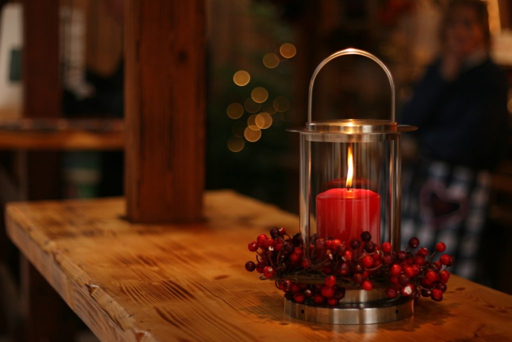 2. Cadouri de Crăciun pentru mama- decoratiune craciun, lumnare rosie, blat lemn