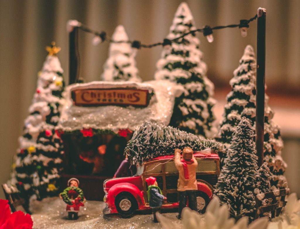 2. Cadouri de Crăciun pentru mama- decoratiuni craciun, jucarii, miniaturi cu brazi, masina si copii