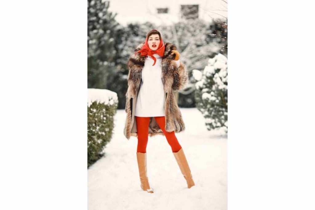 Tinute-de-iarna-elegante-palton-blana-cizme-rochie-esarfa-femeie-Barneystore.ro