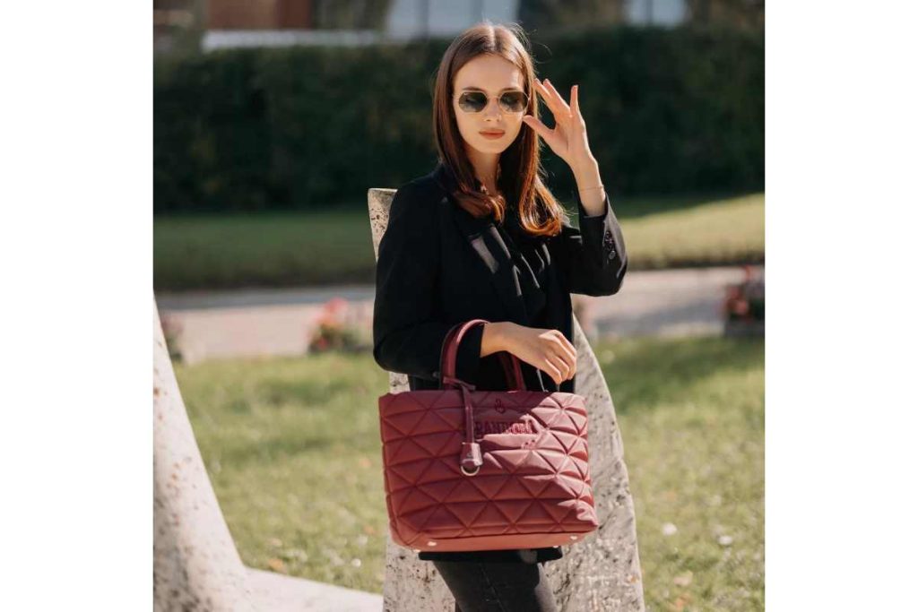 Tinute-de-iarna-elegante-geanta-casual-pentru-femei-material-impermeabil-matlasata-Barneystore.ro