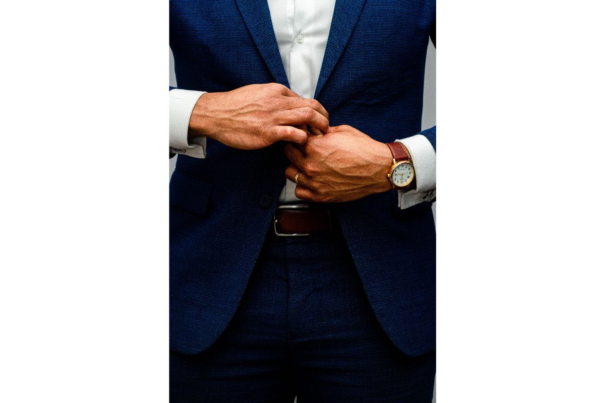 4. Ținută elegantă la bărbați - accesorii și importanța asortării acestora pentru completarea ținutei elegante - barbat in costum albastru-min