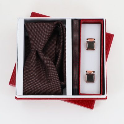 Pachet cadou pentru bărbați - Cravată Maro, Batistă și Butoni în Cutie Roșie BSsetCR2310920